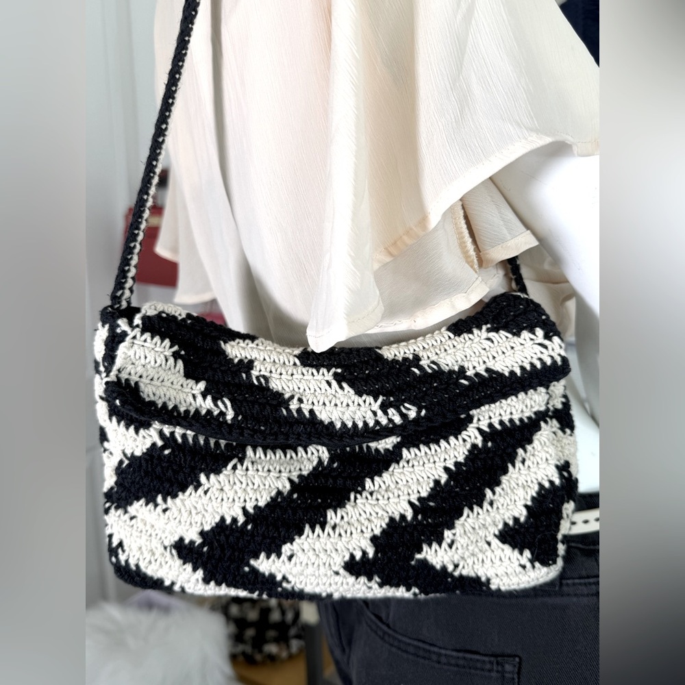 Black and Cream Chevron Shoulder Bag - Picture 9 of 11